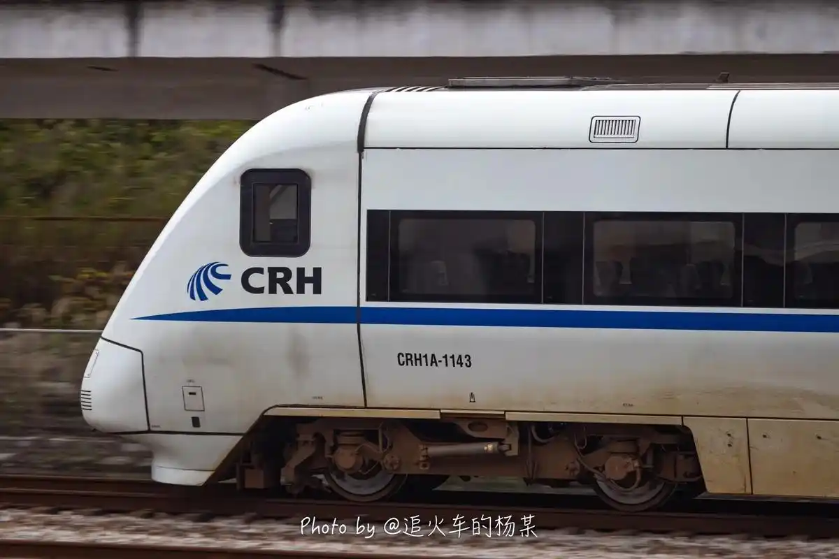 仔细找找这两辆和谐号crh1a有什么不同?#铁路摄影#和谐号 - 抖音