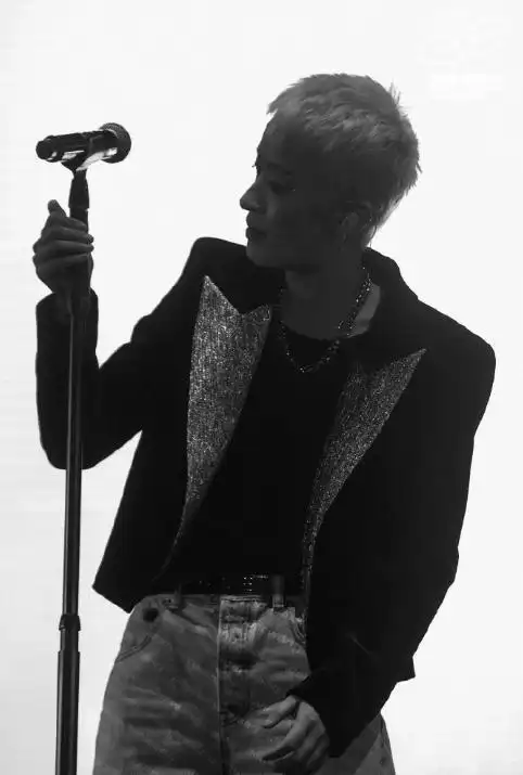 曾轶可金色寸头造型变化大!差点以为是窦靖童,越来越爷们儿