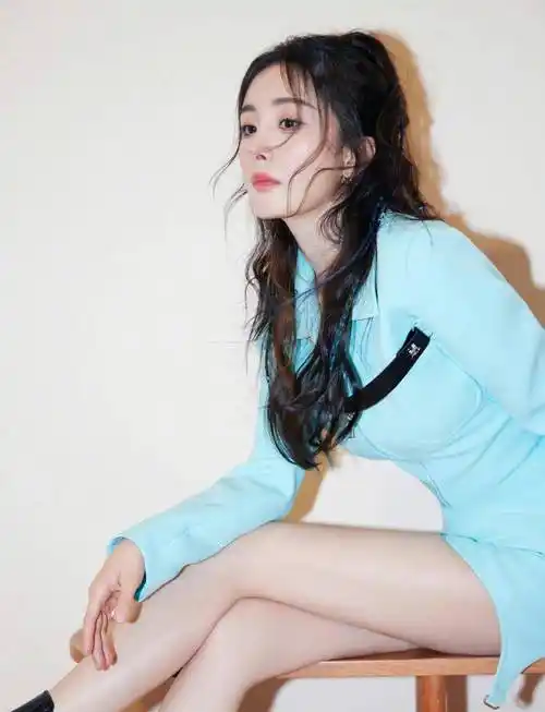 明星写真:杨幂薄荷蓝包臀裙厚底靴时尚美拍,美腿性感上围傲人_风格