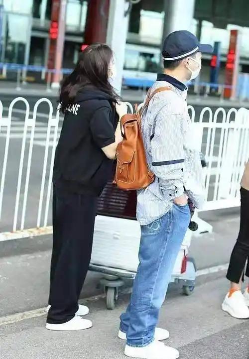 这次难得去机场,感觉袁咏仪真的是随性惯了,而张智霖还是时刻保持着