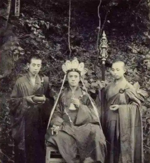 一代高僧海灯法师,77高龄表演二指禅倒立,是真是假?