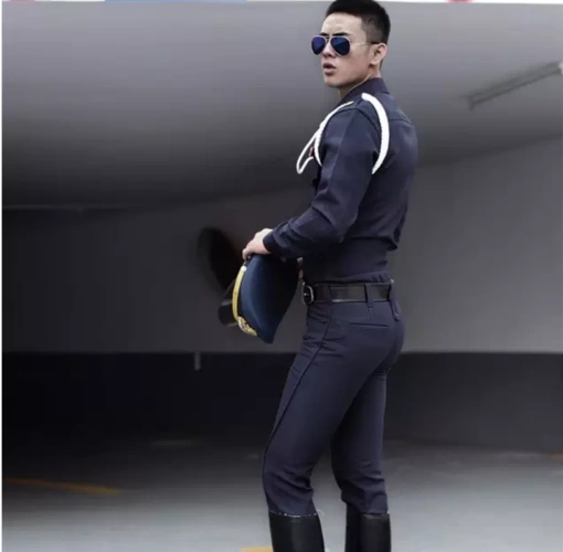 应当是他在2013年拍摄的泰系军警制服写真,坊间流传最广的,却鲜有人