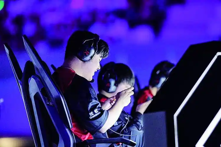 电竞比赛现场,气氛热烈. 新华社图