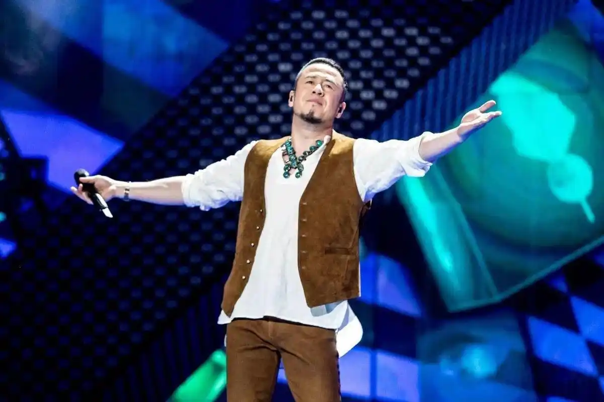 他因标志性的嗓音被人熟知,硬朗的外表下他还藏着一颗真挚又温柔的心.