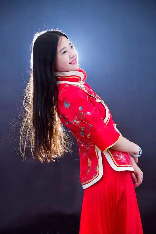 秀发飘飘靓丽红衣少女尤其她甜美的笑容很美