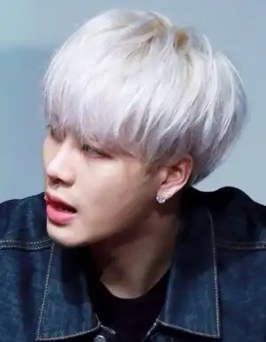 男生金色染发背头发型,这款背头发型还有点蓬松,刘海烫卷之后梳理背头