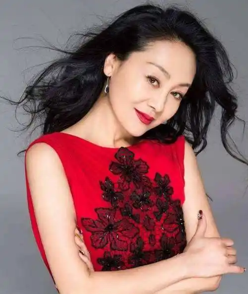 王姬隐藏28年的女儿:进军演艺圈发展,不靠母亲却靠自己出名_高丽雯