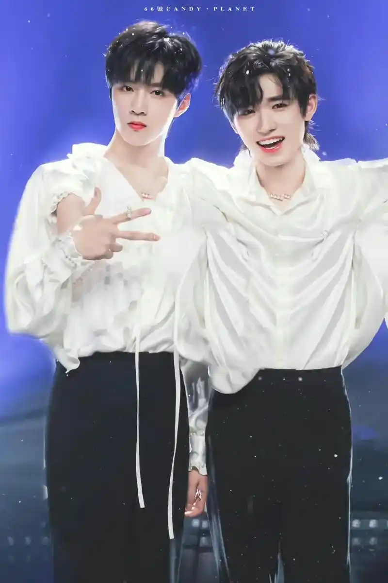 分享壁纸#刘耀文宋亚轩#文轩 - 抖音