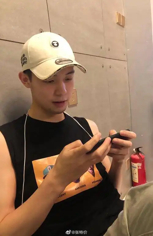 大家有什么心目中的白月光帅哥推荐吗?