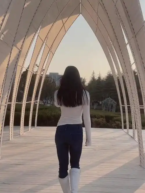 一般背面好看的女生,正面都不咋滴