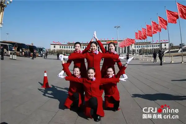 "中国红大衣"礼仪团队在广场摆"五芒星"造型(李娜,第二排左二;柴金园