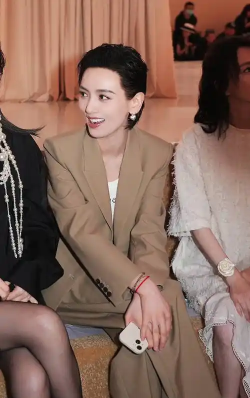 李晓峰亮相有尾时装秀 干练清爽时髦有态度-影圈焦点新闻的专栏