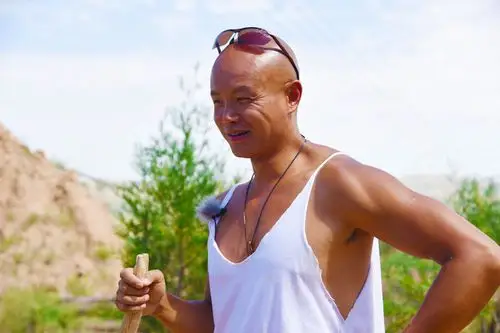 《但愿人长久》乐嘉撅嘴托腮装可爱 肌肉太抢镜