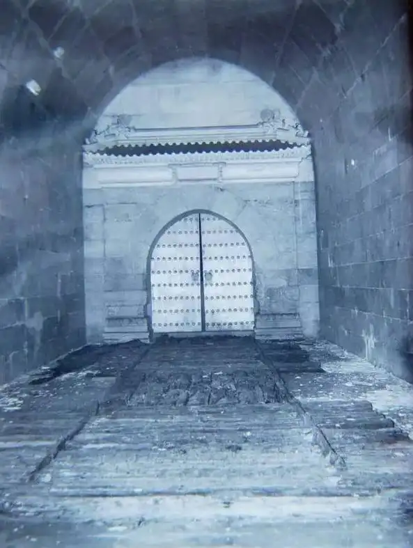 地宫入口则是汉白玉雕刻而成的石门.