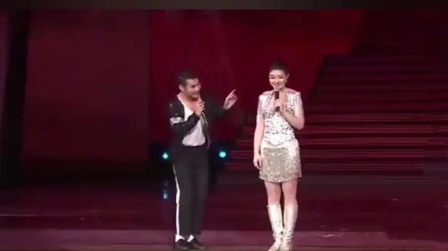 文松老婆太漂亮了,两人首次同台表演,又弹又唱太有才华了!