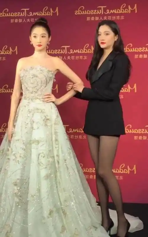 原创关晓彤和自己蜡像合影一模一样又美又飒