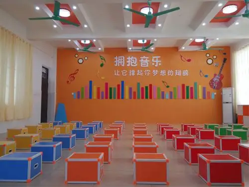 图为音乐教室前门拍摄的室内一角.