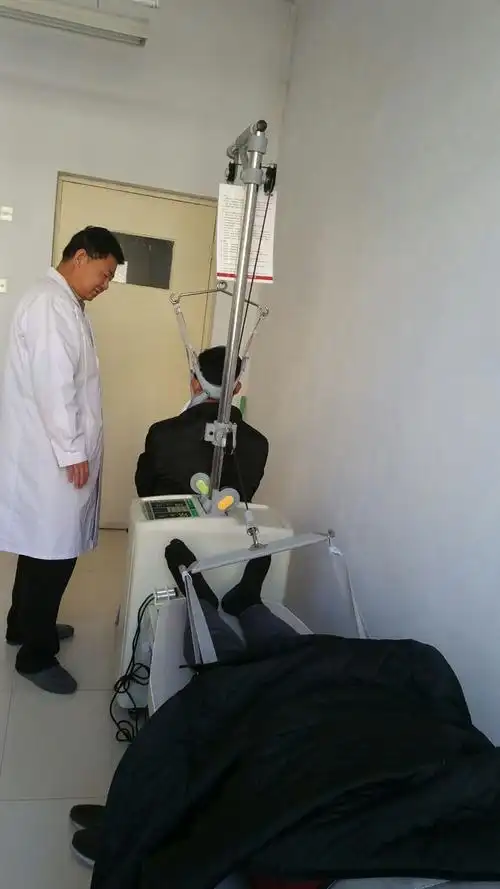 颈椎病患者正在牵引治疗中