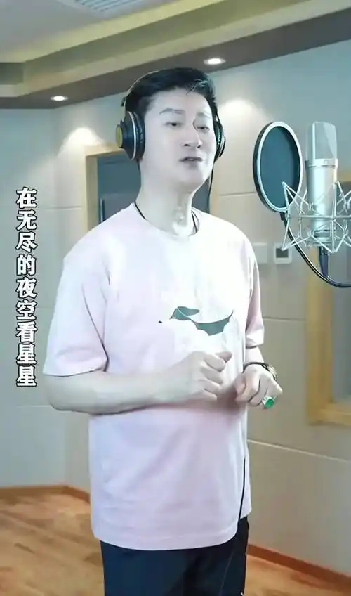 69岁范涛堪称"不老神"!年纪一大把穿粉色,头发乌黑浓密惹人羡