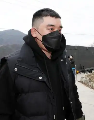 胜利于今日正式入伍,剪平头戴口罩神态轻松,见到记者一言不发