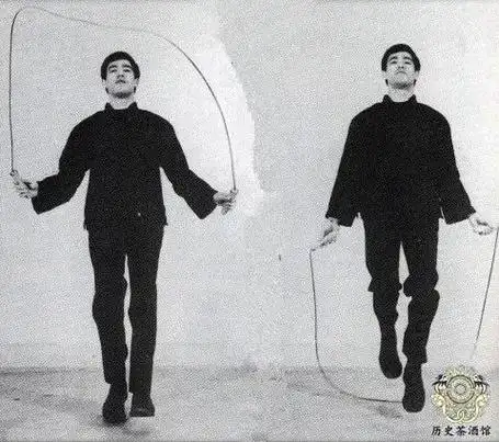 一组李小龙的珍贵训练照背部肌肉夸张图九或许是其猝死的原因