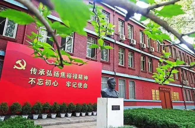 这就是我们的「焦裕禄事迹展览馆」,这个展览馆就是在焦裕禄曾经