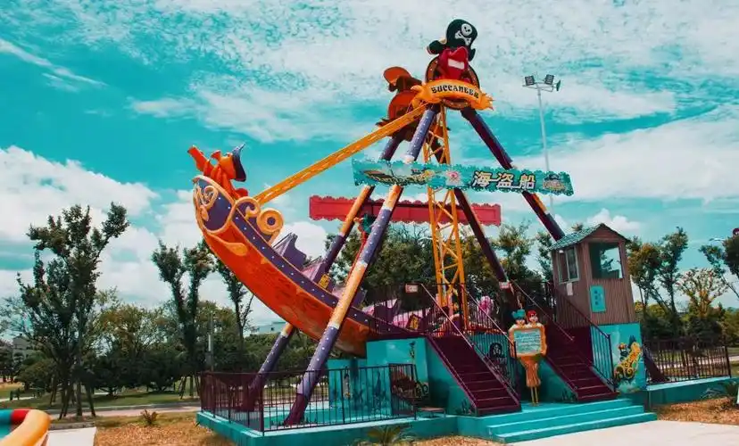 遇见最单纯的自己让你在这里释放天性碰碰车,海盗船,鬼屋等等在花香中