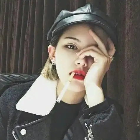 黑衣皮帽叼烟女人霸气女生头像图片