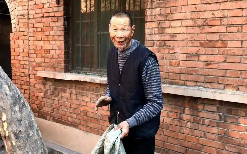 农村70岁大爷收废品50年,一共攒下多少养老钱?这生活太让人羡慕