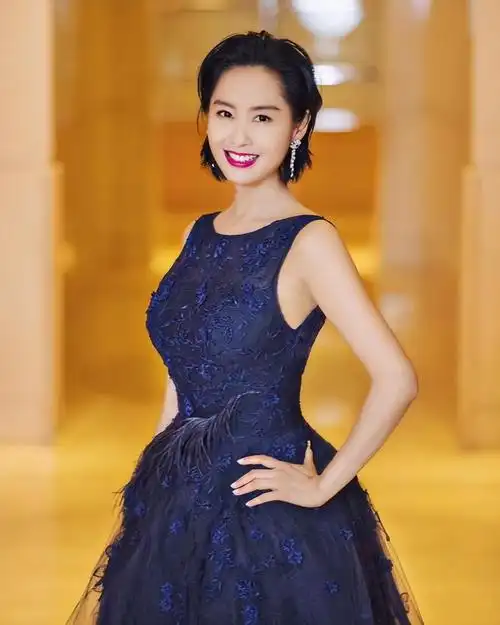 回顾52岁朱茵现状曝光住深山残屋开97年车自由自在