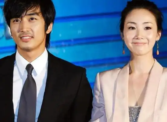 1996年,仍是年少的宋承宪与一朵花崔智友因合演电视剧而戏假情实.