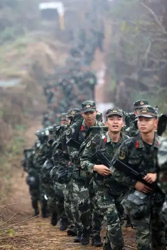拉练官兵在田间小路行军 雷辙摄