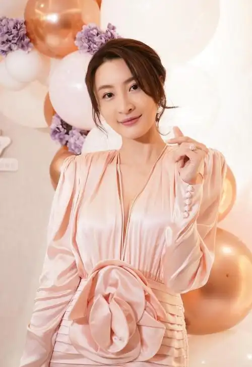 tvb女星林夏薇穿粉色深v连衣短裙出席活动秀出修长美腿