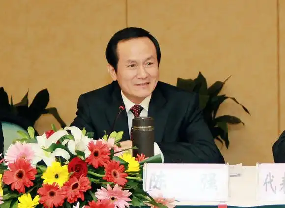 2月23日上午,市委书记陈强来到市三届人大一次会议贵池区代表团,与