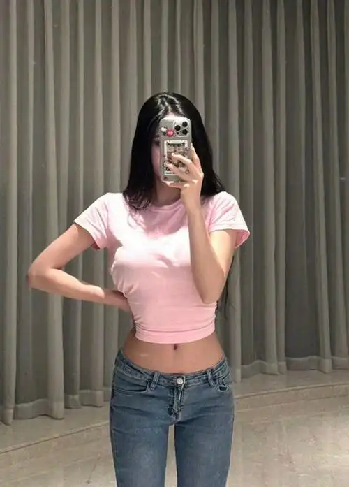 小s二女儿近照惹争议,16岁穿露脐装扮成熟,反不如穿校服清爽?