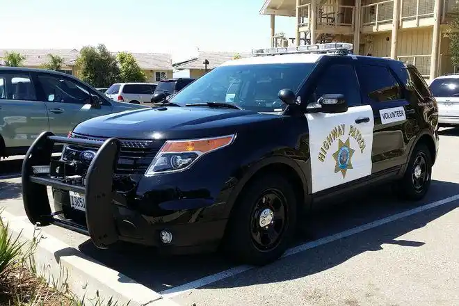 美国警车外部会安装用于高速拦截的装备 保险杠加强处理 以应对激烈