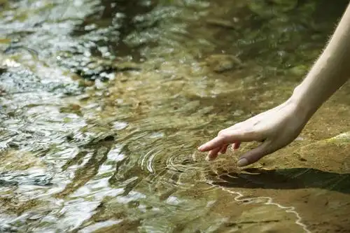 摸,横图,俯视,室外,特写,白天,河流,石头,水,欧洲,欧洲人,仅一个年轻