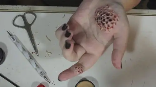 【影音】让密集恐惧症者崩溃的「腐烂特效妆」,化在脸上应该会让人作