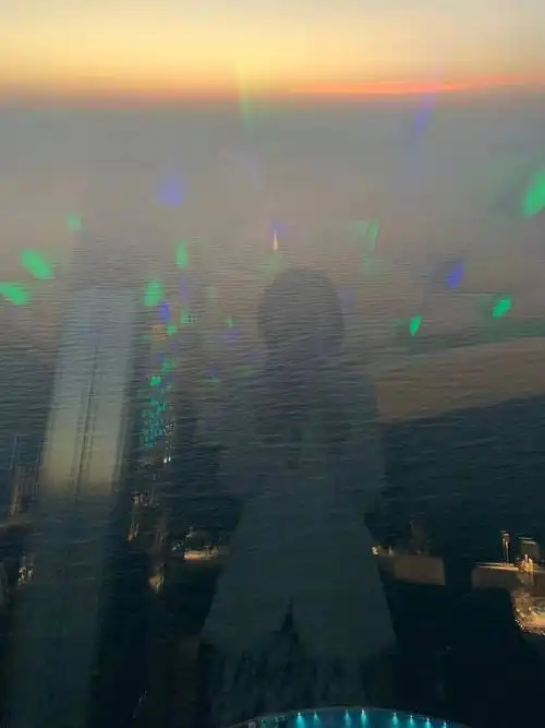 想着算了拍两张照片吧,出去后黑压压一片也没拍几张好看的,男朋友