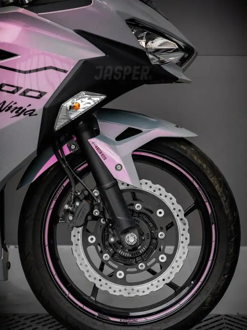 川崎忍者400梦幻火山灰 是落日弥漫的橘 是天边透亮的星 川崎忍者400