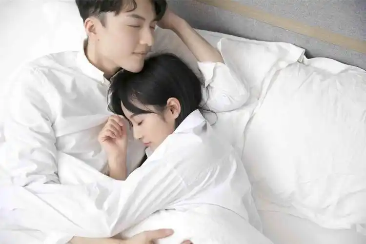 心理学:男人拥抱你的姿势,暴露了他内心爱你的程度