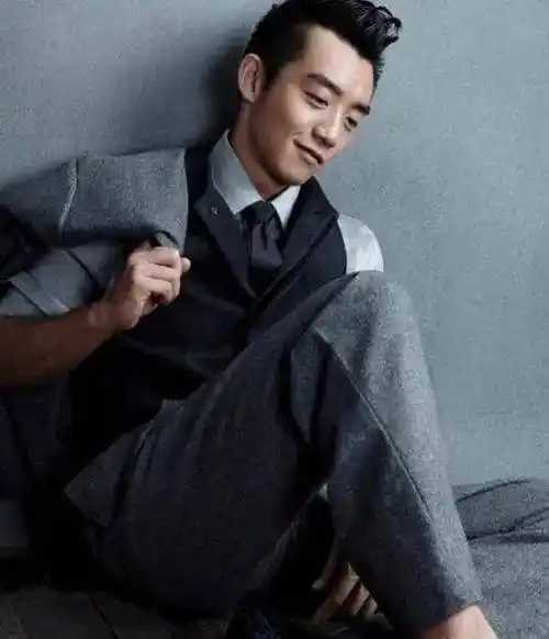 郑恺低调为苗苗庆生,一个蛋糕8个寿桃,一家人简单又温馨_程晓玥