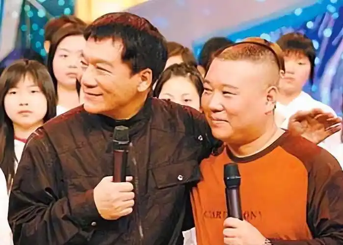两人实际年龄上只相差一岁,但当1973年的郭德纲和1974年的林志颖同台