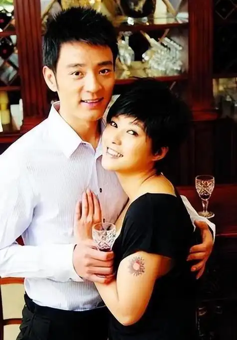 2008年,李光洁对家庭的不忠行为,让郝蕾的心彻底崩溃.