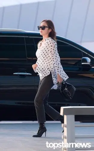 郑秀妍戴墨镜白色波点衬衣搭配牛仔裤现身机场,肤白貌美笑容甜美