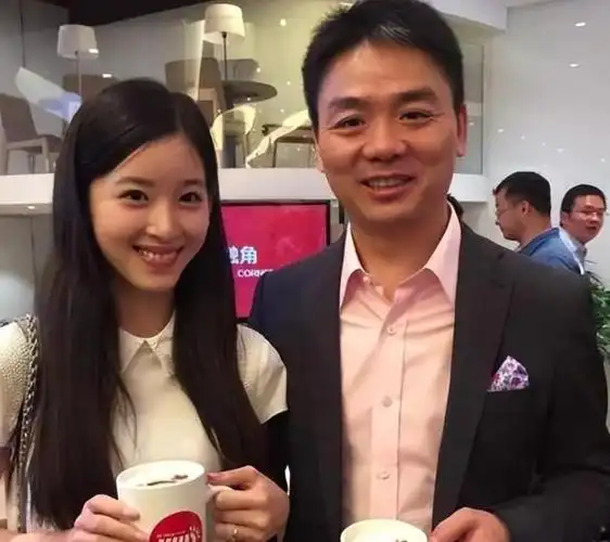 回顾刘强东女儿被宠成了公主儿子却成他心里永远的伤的痛