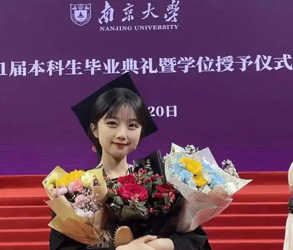 原创土家族女生晒出研究生证证件照惊艳众人有才有颜让人羡慕