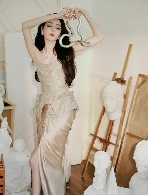 迪丽热巴工作室发图