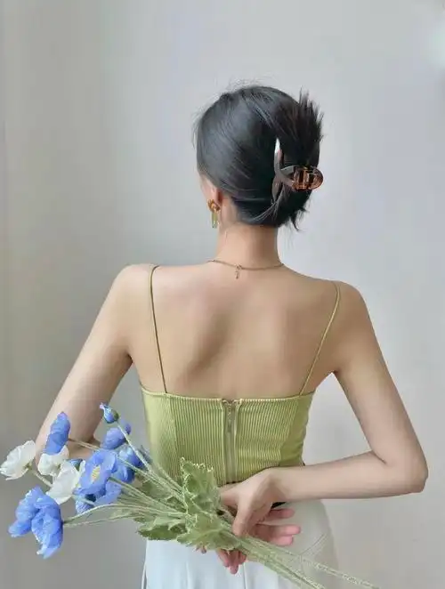 芝麻年华分享 "只要香肩美背元气满满的少女感"