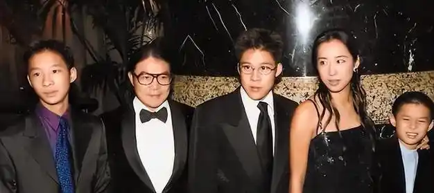 朱玲玲再当婆婆!三儿子霍启人求婚成功,对方打扮朴素似郭晶晶